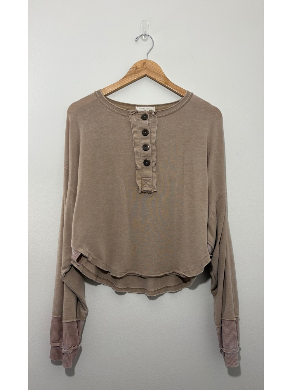 Gilded Intent by BKE taupe raw hem boxy quarter-button long sleeve top (XL)